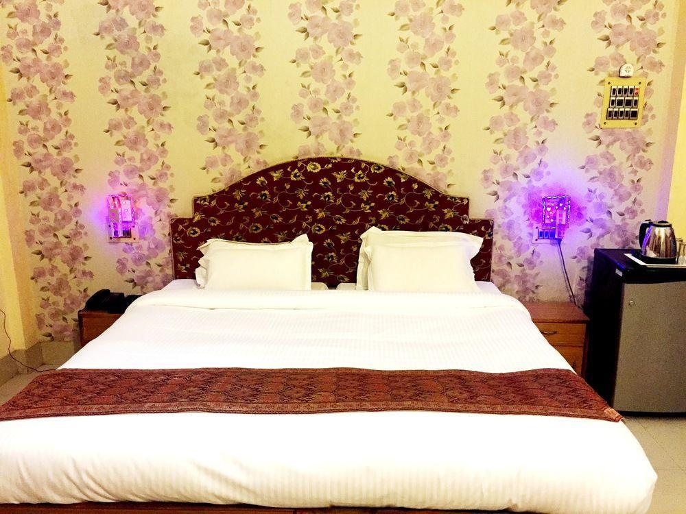 Treebo Trend Gupta Inn Varanasi Exterior foto