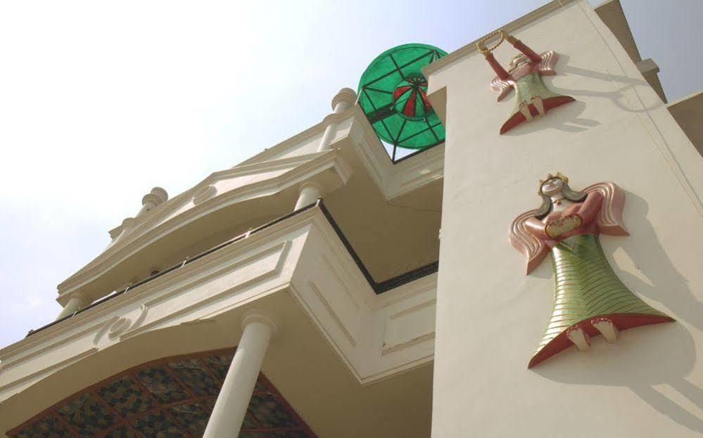 Treebo Trend Gupta Inn Varanasi Exterior foto
