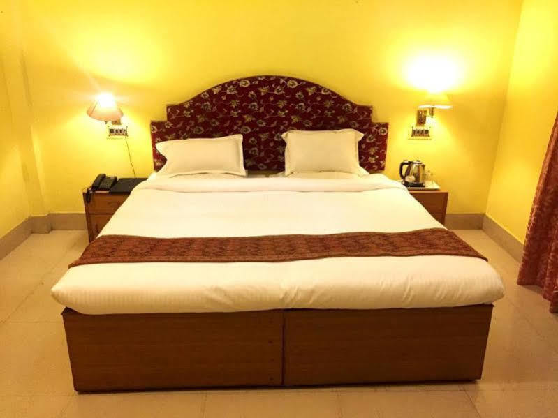 Treebo Trend Gupta Inn Varanasi Exterior foto